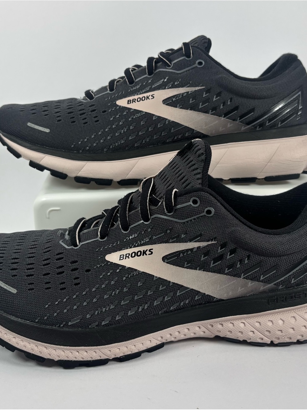 Brooks Women's Black and Cream Cushioned Running Sneakers